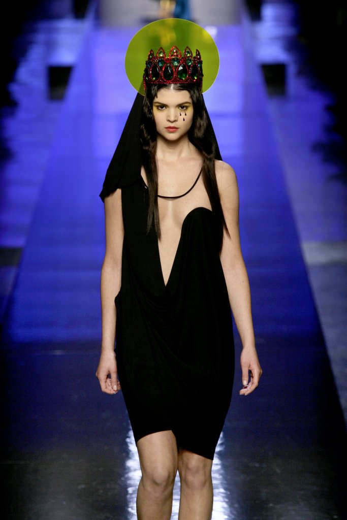 那是她在高缇耶(jean paul gaultier)2007春夏高定系列秀场的look