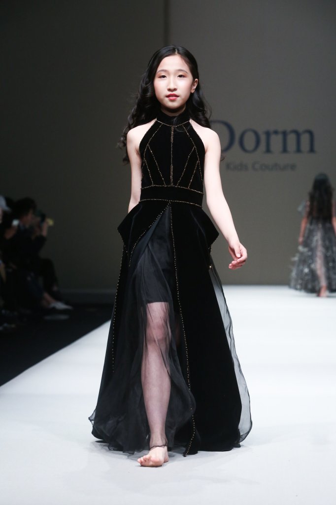 中国 深圳 走秀(runway) 2018/19秋冬 女童装 小黑裙
