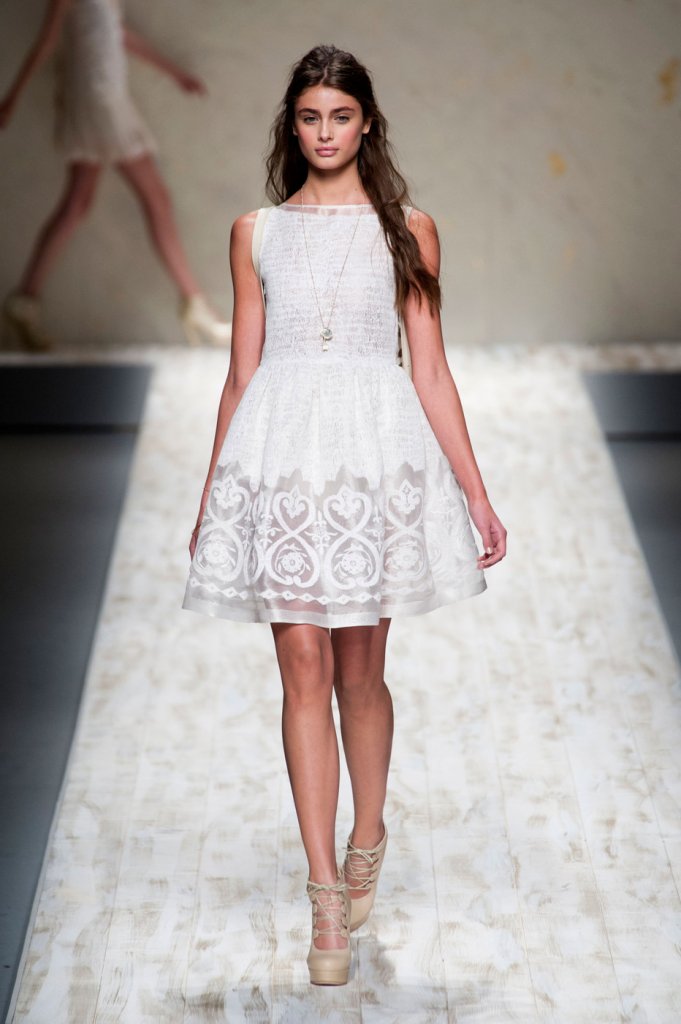 t台 米兰时装周 2013春夏 蓝色少女 意大利 卡尔皮 走秀