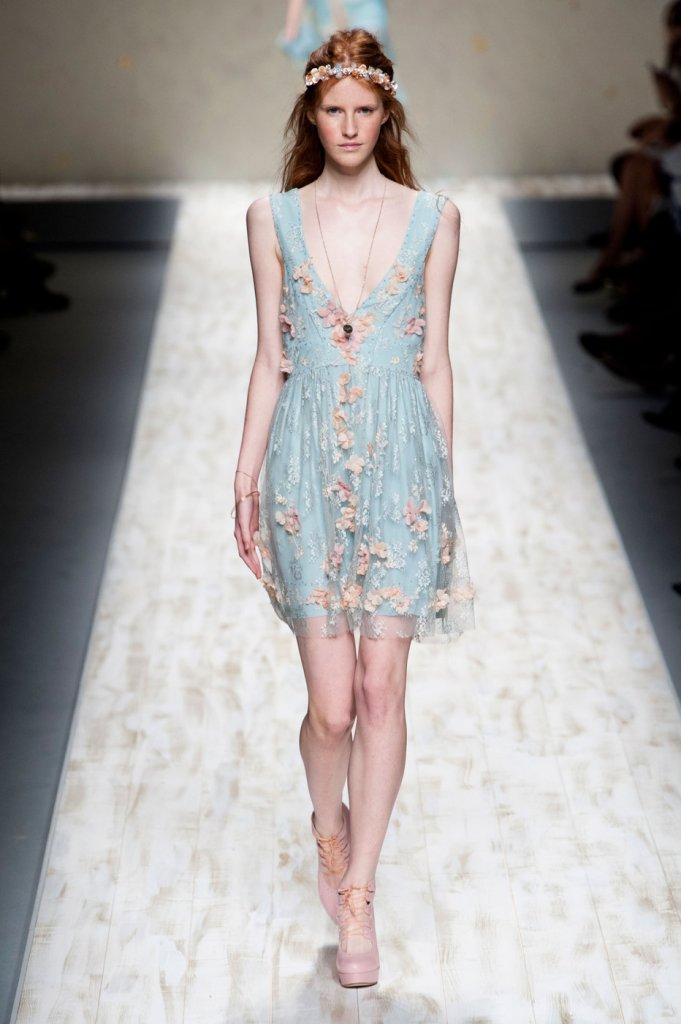 t台 米兰时装周 2013春夏 蓝色少女 意大利 卡尔皮 走秀