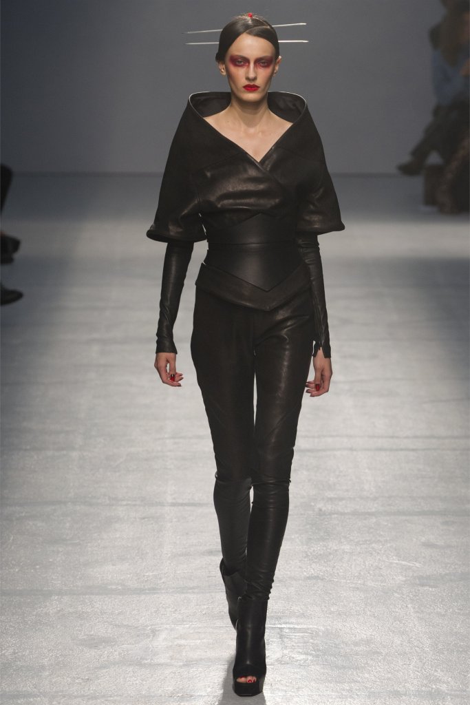 加勒斯·普 Gareth Pugh 2013春夏系列时装秀 - Spring / Summer 2013