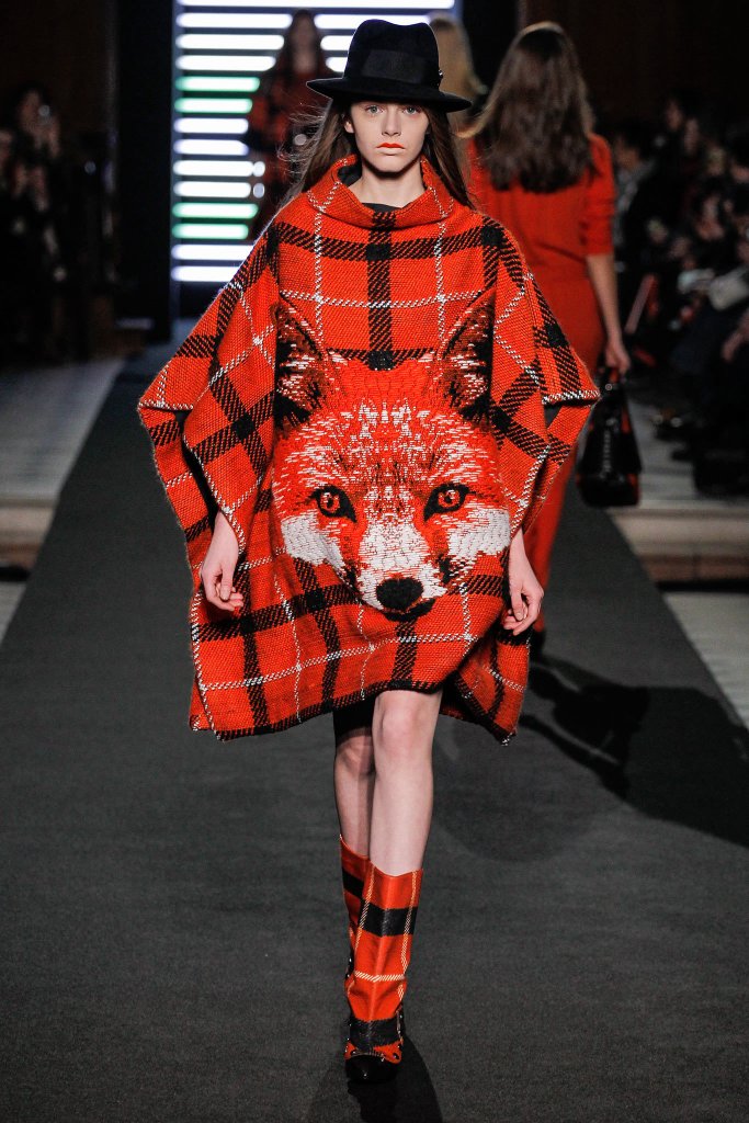 狐狸般的性感女人,将狐狸的形象用夸张的大头图案的方式设计在服装正