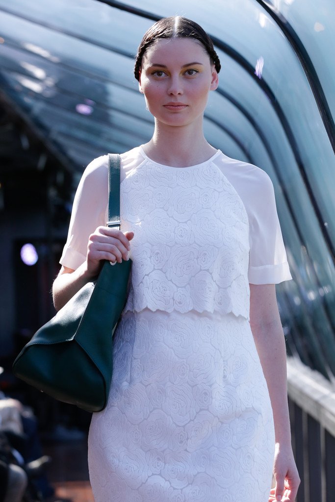 J Spring 在纽约哈德逊河上的时装秀