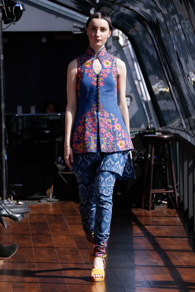 J Spring 在纽约哈德逊河上的时装秀