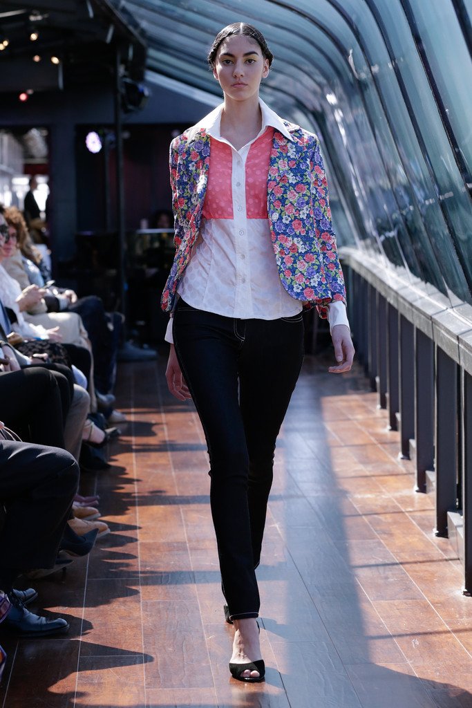 J Spring 在纽约哈德逊河上的时装秀