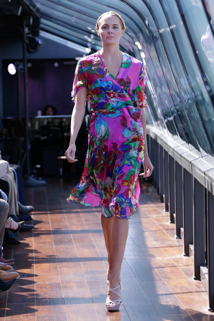 J Spring 在纽约哈德逊河上的时装秀