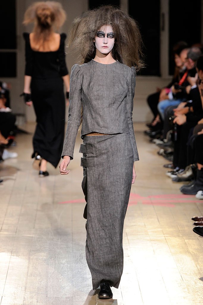 山本耀司   Yohji Yamamoto  2010春夏高级成衣系列时装发布秀—Paris  Spring 2010