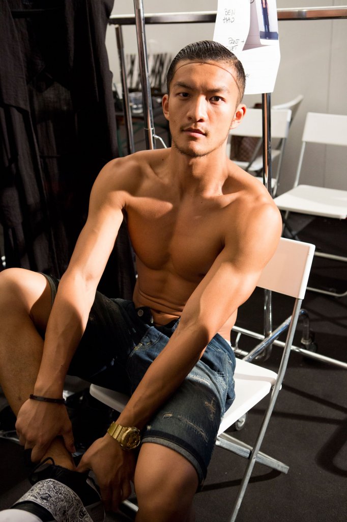 计文波 Ji Wenbo 2016春夏系列男装发布秀(秀场后台) - Milan Spring 2016 Menswear-天天时装-口袋里的时尚指南