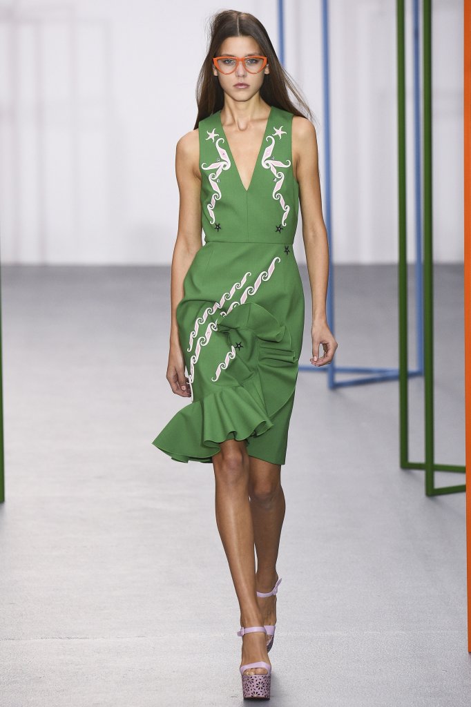 霍莉·富尔顿 Holly Fulton 2016春夏系列时装发布秀 - London Spring 2016-天天时装-口袋里的时尚指南
