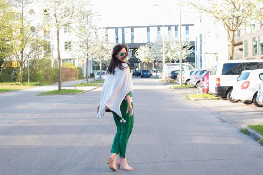 GREEN AUTUMN LOOK WITH PONCHO