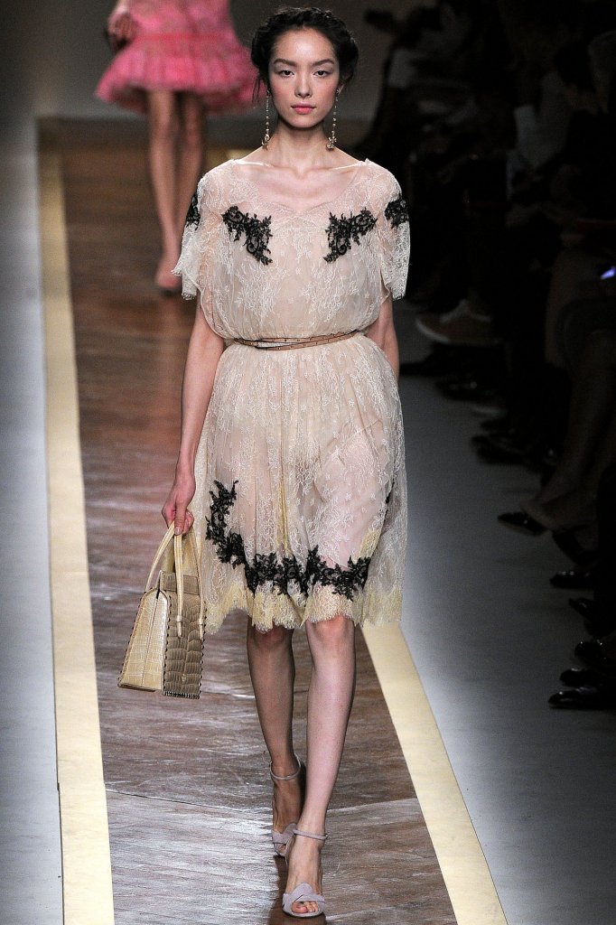 隐约的透视美感 - 透/露肤transparent - 天天时装-口袋里的时尚指南