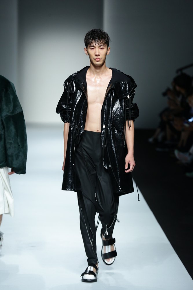 王逢陈 FENG CHEN WANG 2016春夏系列男装发布秀 - Shanghai Spring 2016-天天时装-口袋里的时尚指南