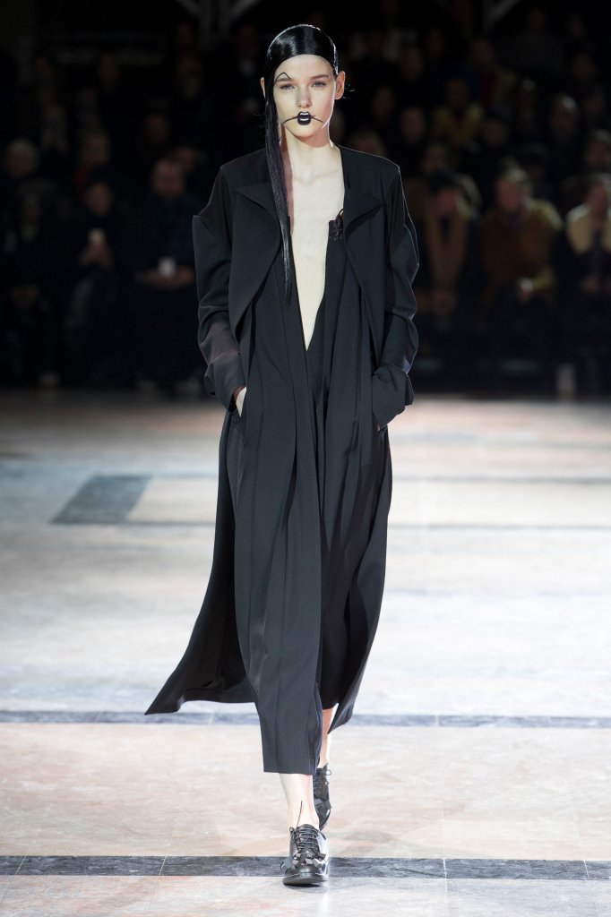 山本耀司 Yohji Yamamoto 2016/17秋冬高级成衣发布秀 - Paris Fall 2016