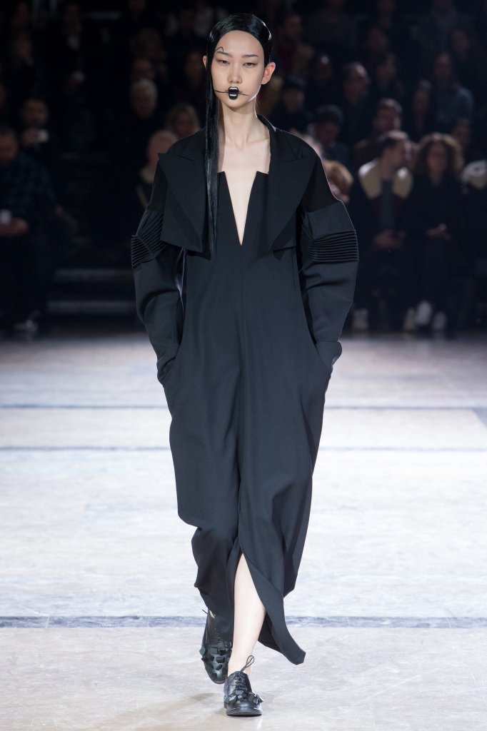 山本耀司 Yohji Yamamoto 2016/17秋冬高级成衣发布秀 - Paris Fall 2016