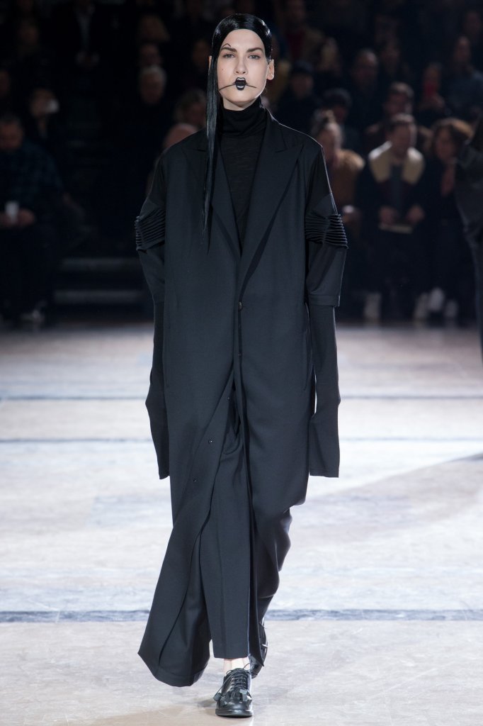 山本耀司 Yohji Yamamoto 2016/17秋冬高级成衣发布秀 - Paris Fall 2016