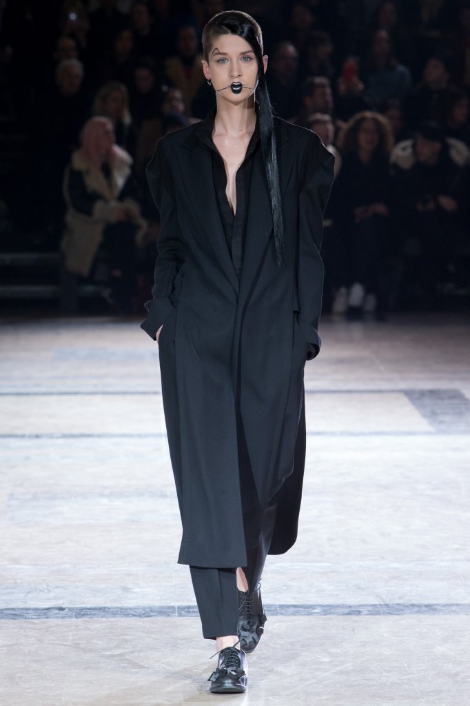 山本耀司 Yohji Yamamoto 2016/17秋冬高级成衣发布秀 - Paris Fall 2016