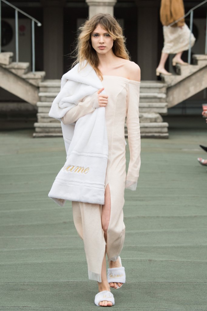 俄罗斯 莫斯科 走秀(runway) 2016/17秋冬 女装露肩连衣裙 off-the