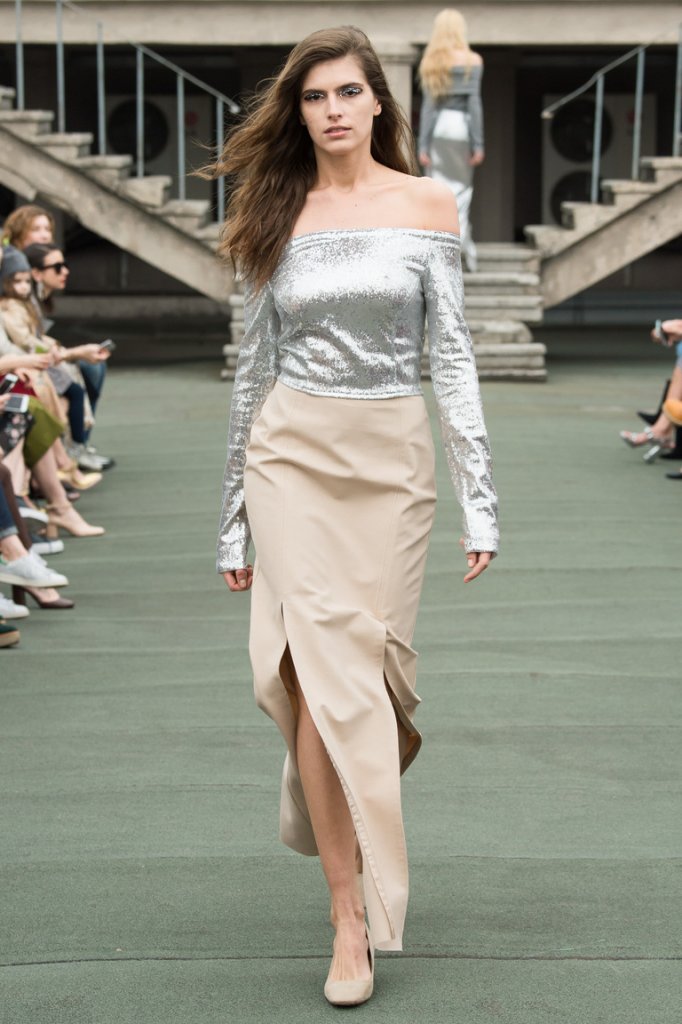 俄罗斯 莫斯科 走秀(runway) 2016/17秋冬 女装露肩上衣 off-the