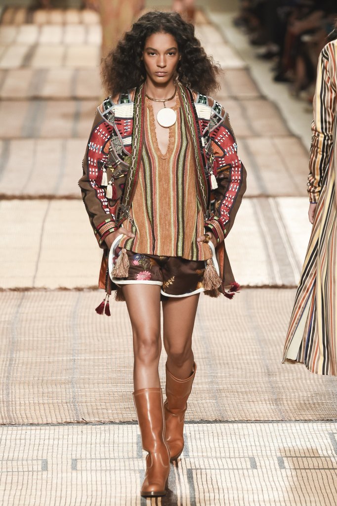 复,色彩艳丽,元素多样,描述一位波西米亚吉普赛女郎,徒步穿越印度沙漠