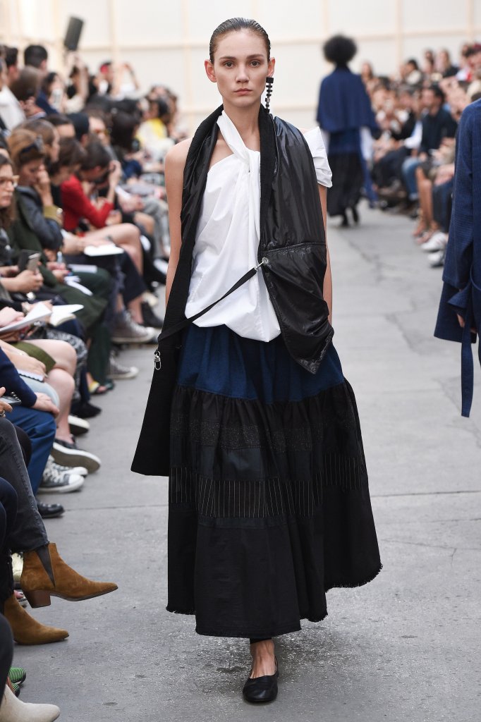 2017春夏 如果不深入了解 samuel drira 这位捷克设计师,确实很容易将