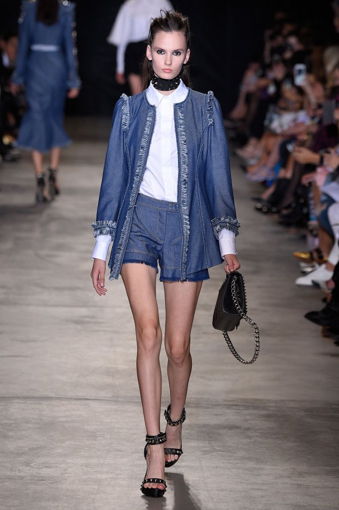 刚柔并济牛仔女郎