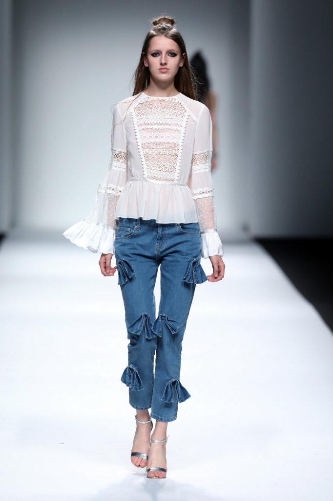 走秀(runway) 2017春夏 女装荷叶边上衣 peplum top 小脚牛仔裤