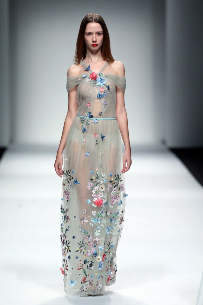王锋 中国 上海 走秀(runway) 2017春夏 女装薄纱长裙 tulle maxi