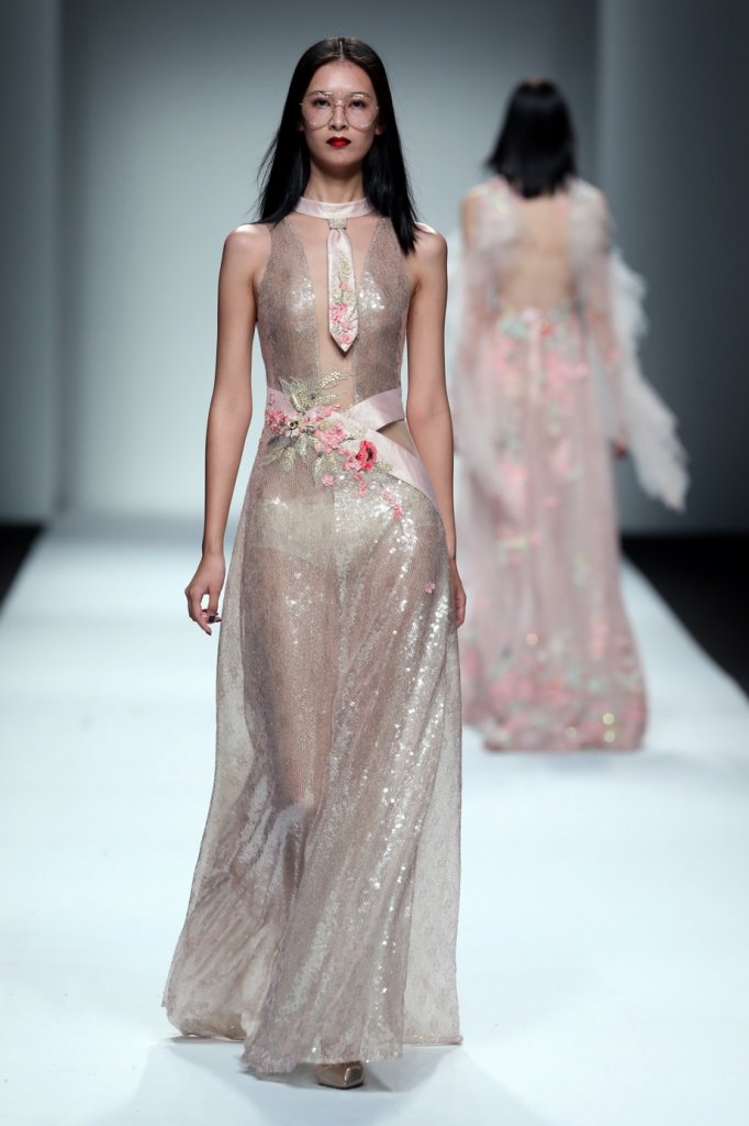王锋 中国 上海 走秀(runway) 2017春夏 女装薄纱长裙 tulle maxi