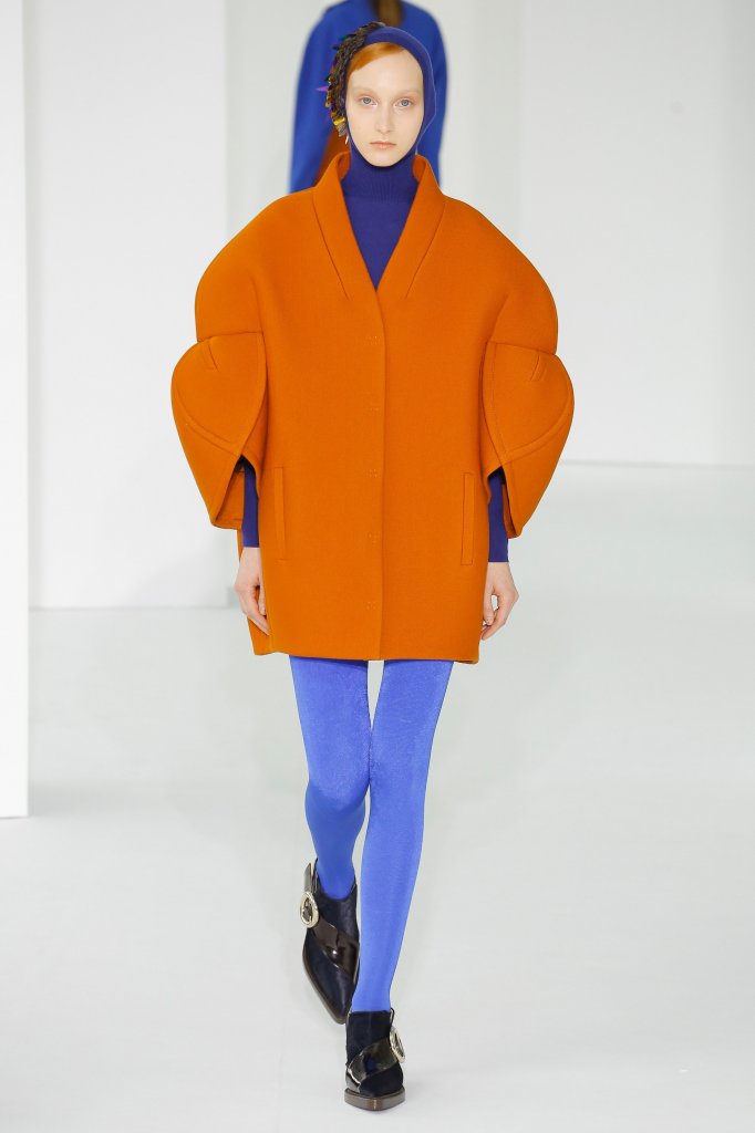 剪裁和高定般的做工为本季服装打造出了具有未来主义风格的立体感轮廓