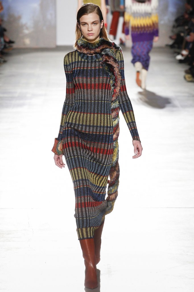 针织品具有一股迷幻魅力,这得益于一系列五彩斑斓的几何图案——条纹