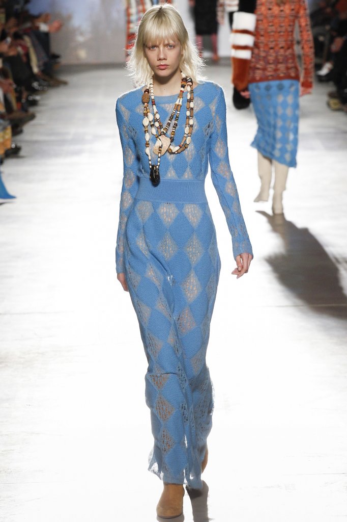 针织品具有一股迷幻魅力,这得益于一系列五彩斑斓的几何图案——条纹