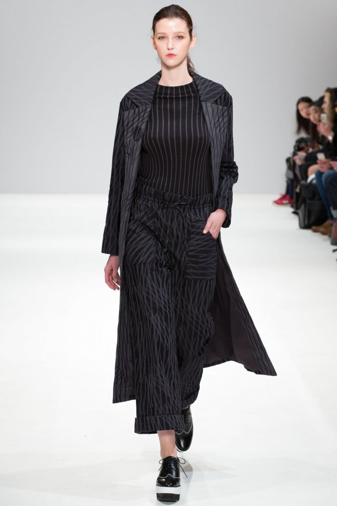 Apu Jan 2017/18秋冬高级成衣发布秀 London Fall 2017天天时装口袋里的时尚指南