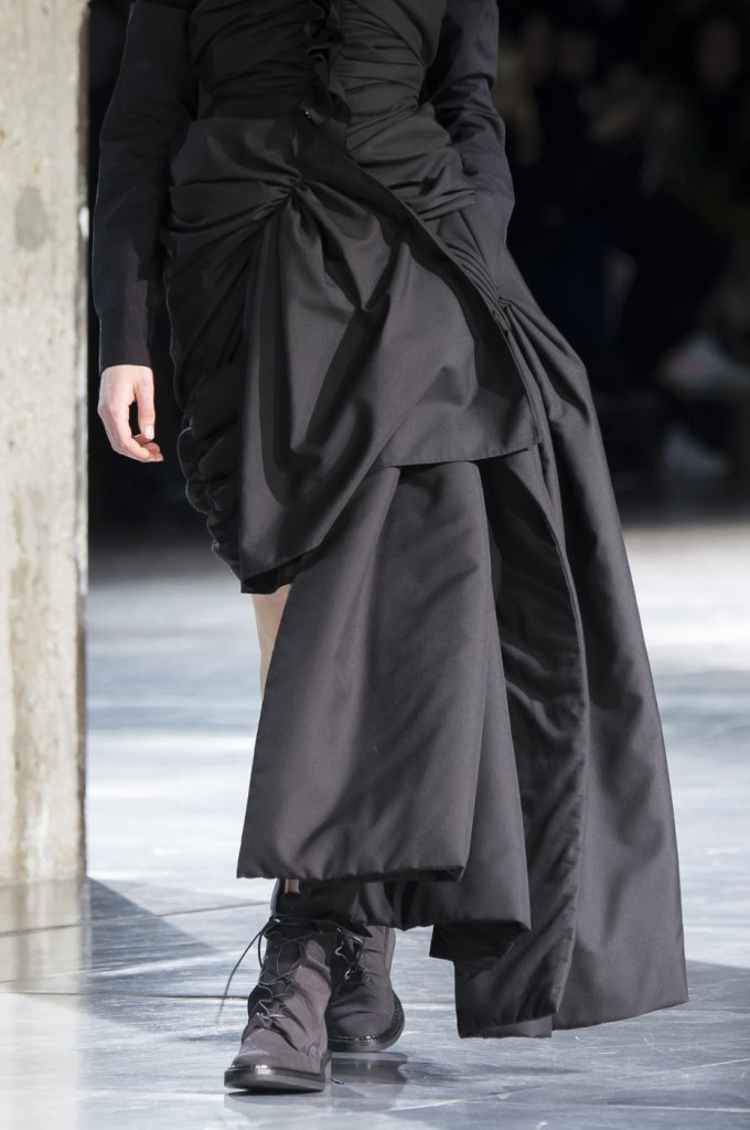 山本耀司 Yohji Yamamoto 2017/18秋冬高级成衣发布秀(细节) - Paris Fall 2017