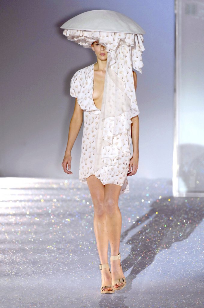 候塞因·卡拉扬 Hussein Chalayan 2007春夏高级成衣发布秀 - Paris Spring 2007