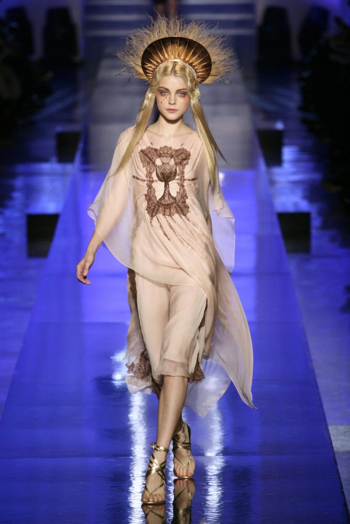 那是她在高缇耶(jean paul gaultier)2007春夏高定系列秀场的look
