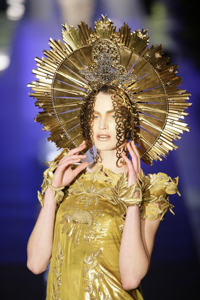 那是她在高缇耶(jean paul gaultier)2007春夏高定系列秀场的look