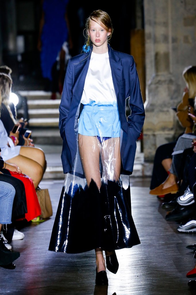 塑料pvc召唤,从外套到鞋履,将其大量搬到自己的2018春夏高级成衣秀场