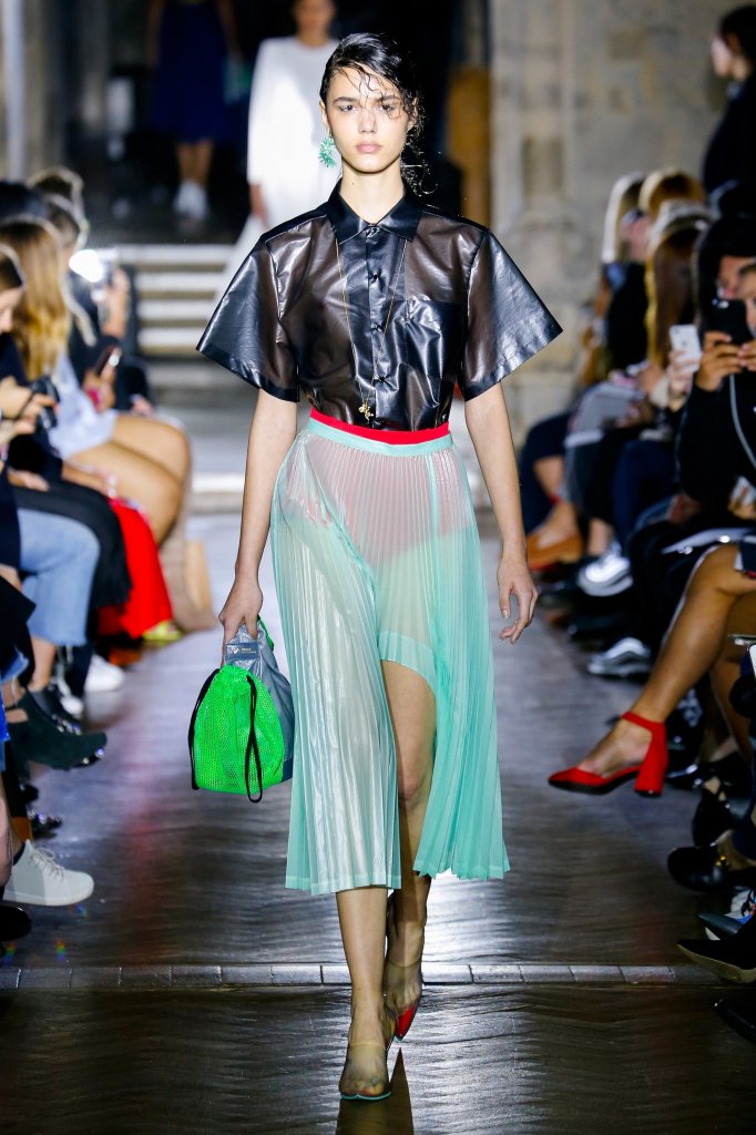 塑料pvc召唤,从外套到鞋履,将其大量搬到自己的2018春夏高级成衣秀场