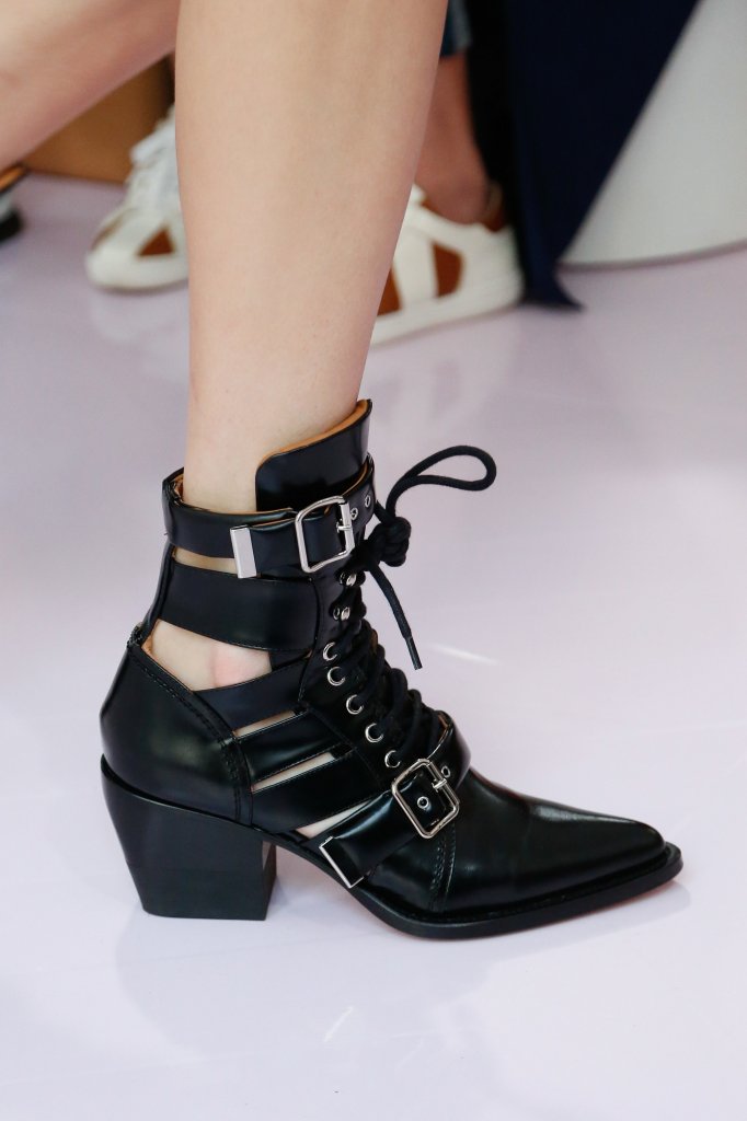 迥然不同的罗马鞋