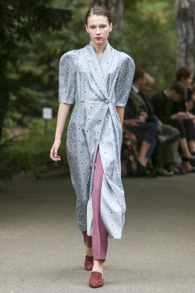 设计师二人组anastasia riabokon和olesya kononova加强对于收腰细节