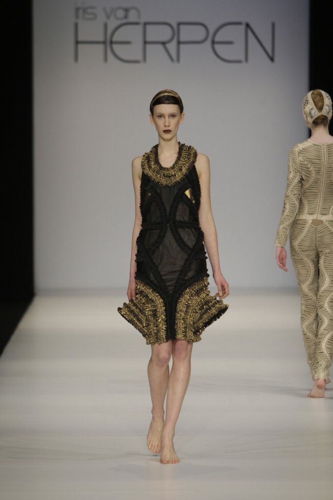 艾里斯·范·荷本 Iris van Herpen 2009/10秋冬高级成衣发布秀 - Amsterdam Fall 2009