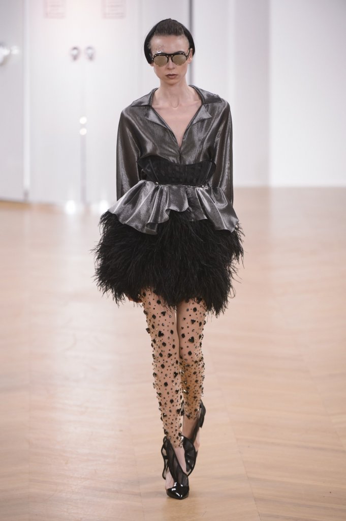 维多利亚束胸衣与鲸骨裙撑