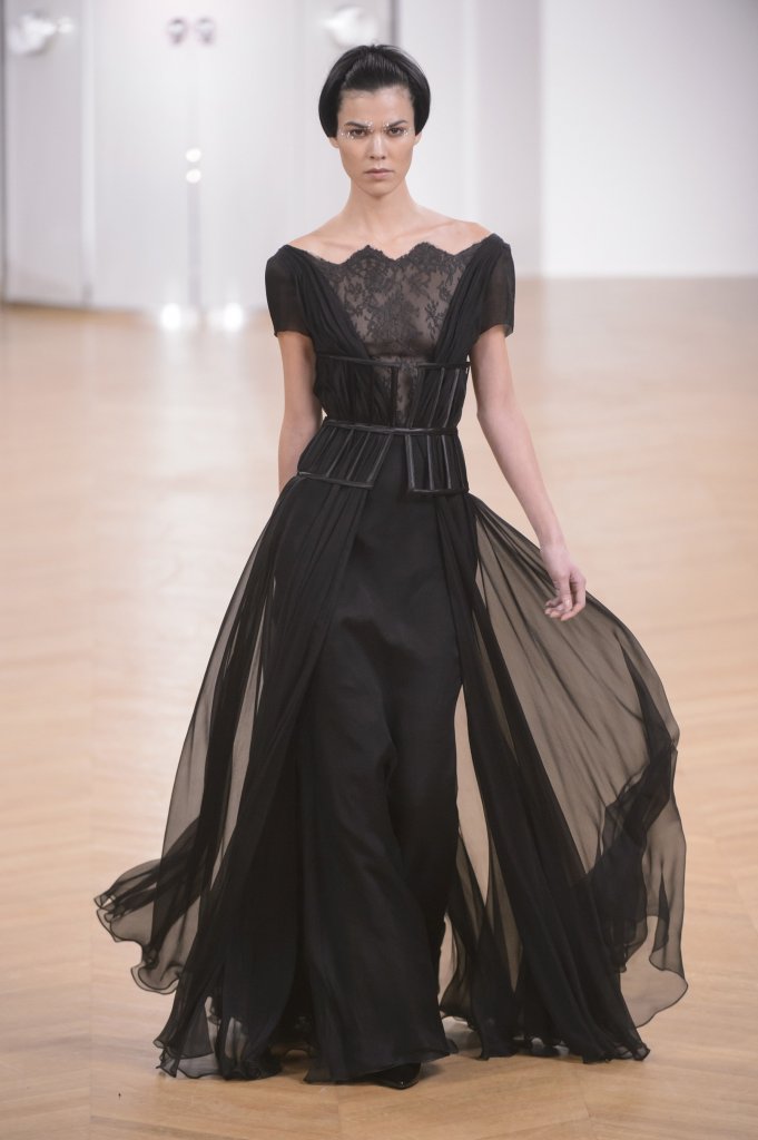 维多利亚束胸衣与鲸骨裙撑