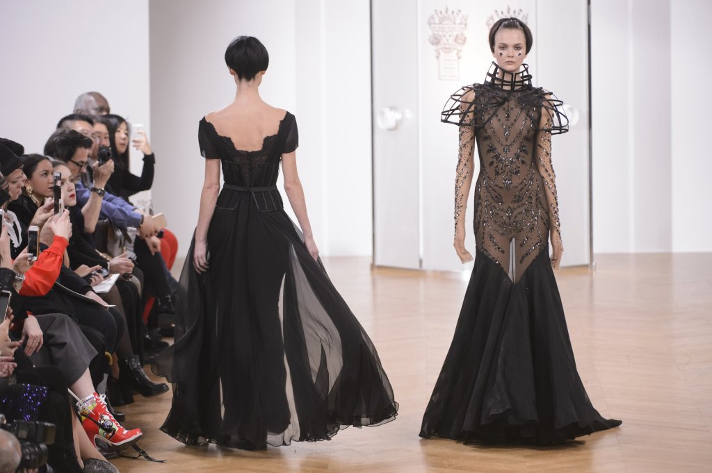 维多利亚束胸衣与鲸骨裙撑