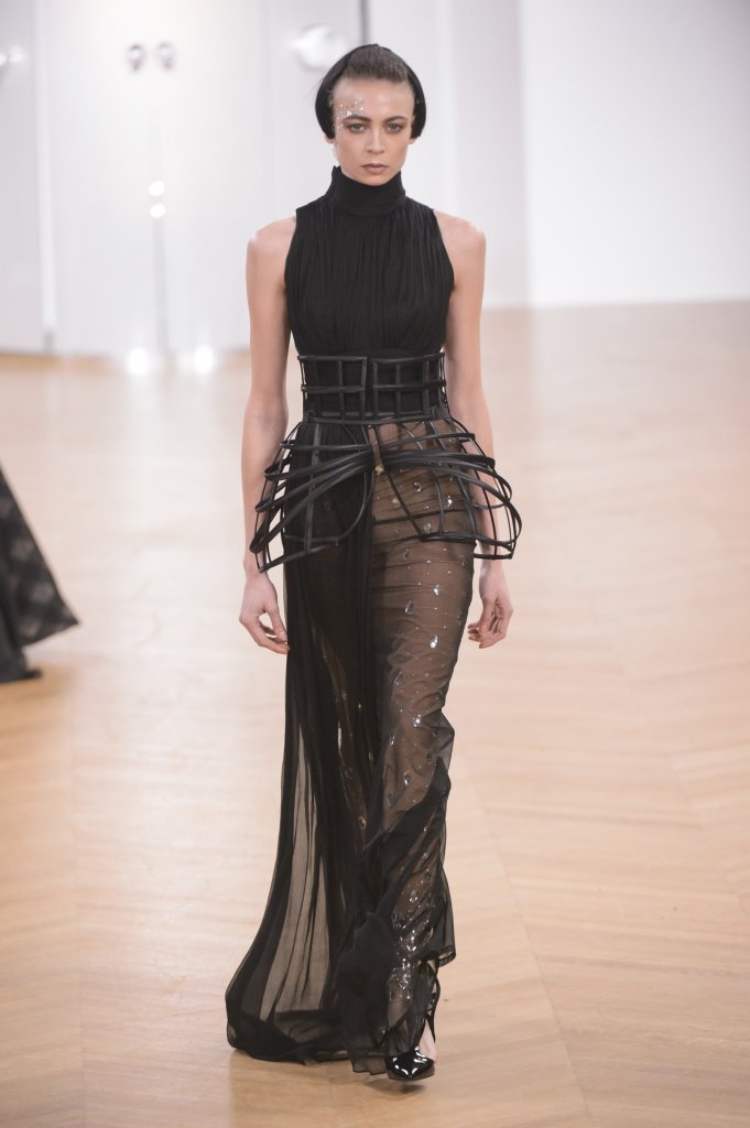 维多利亚束胸衣与鲸骨裙撑