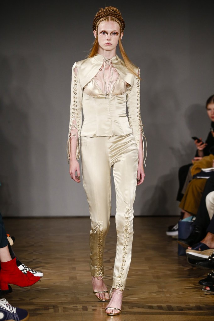 围绕着"紧身衣"的主题贯穿于emelie janrell 2018春夏整个系列之中.