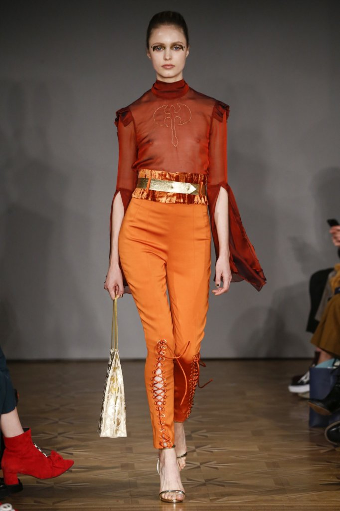 围绕着"紧身衣"的主题贯穿于emelie janrell 2018春夏整个系列之中.