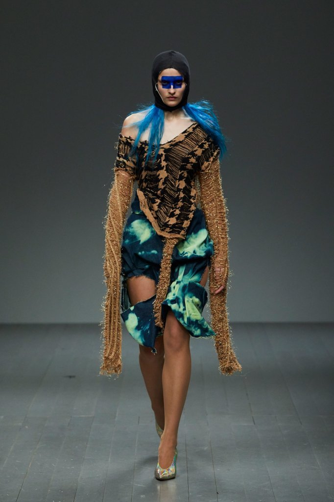 2018/19秋冬 matty bovan在2018/19秋冬季的伦敦时装周秀场上献出了他