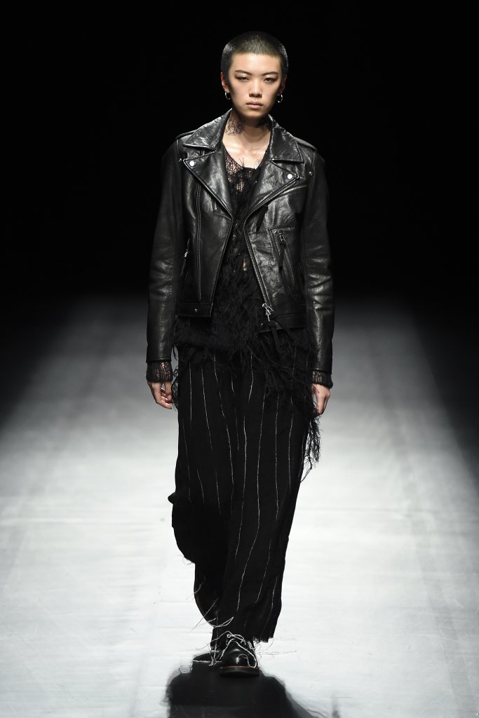 中性与摇滚风格作为创造灵感,同时也成为串联起整季服装的主题