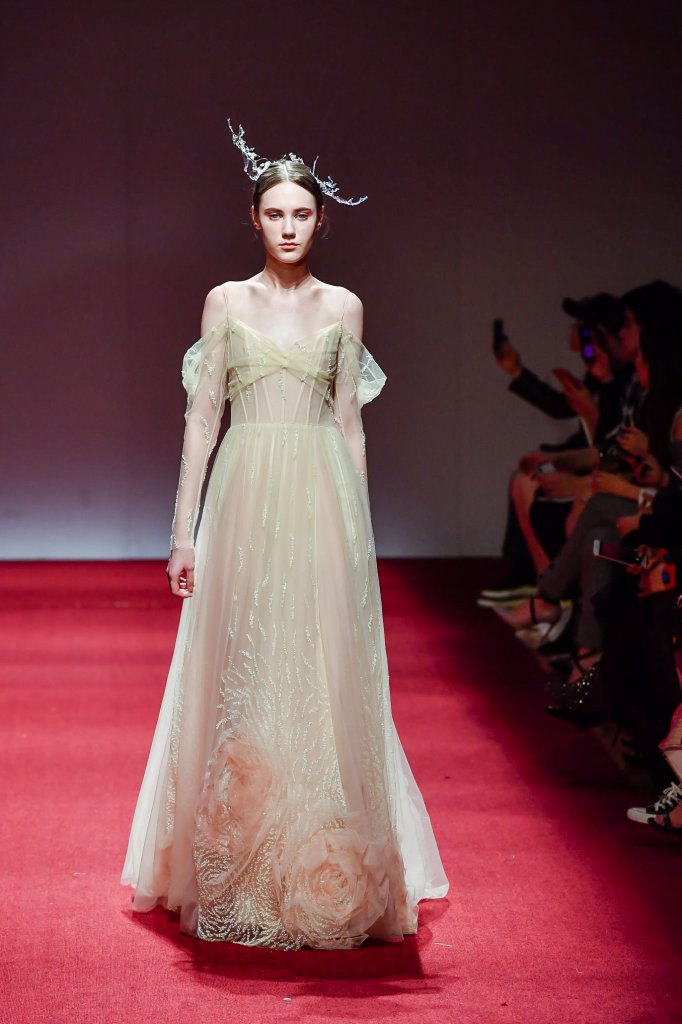 高级定制系列是品牌继2010年后首次在中国国际时装周作为首发秀场展出